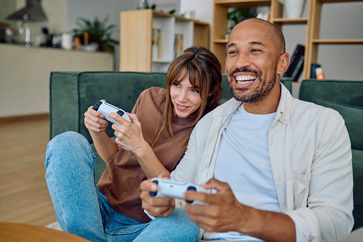 Freunde spielen gemeinsam Videospiele